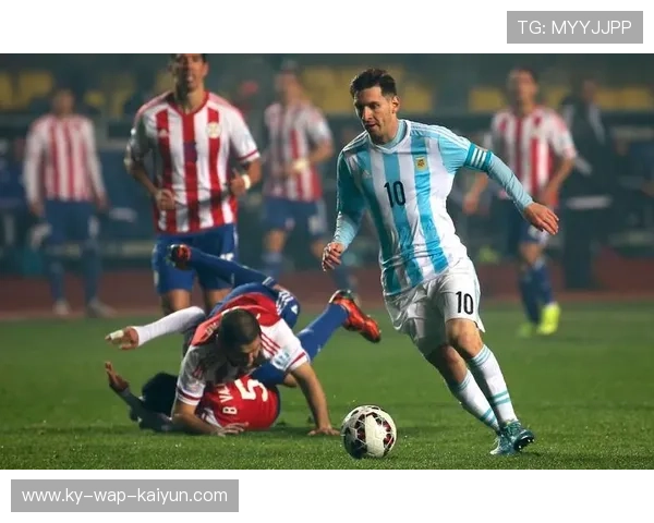 足球场上的“假动作艺术”:从摔倒到拉伸的“尴尬掩饰术” 足球场上的“假动作艺术”:从摔倒到拉伸的“尴尬掩饰术”