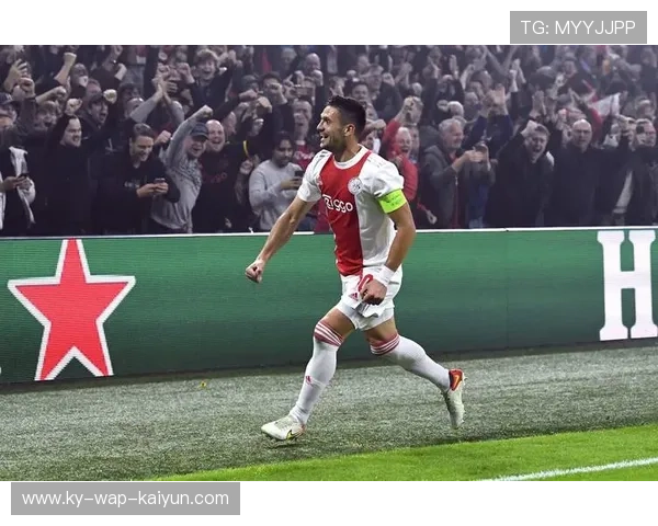 阿贾克斯后防端在比赛中稳住阵脚