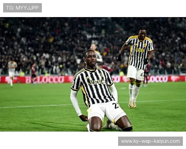 尤文突破禁区制造混乱，基耶萨补射偏出